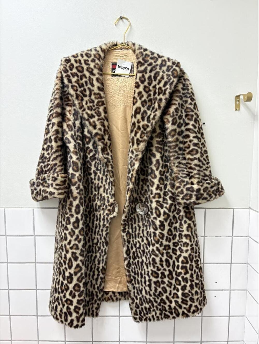 1970s vintage Leopard print faux fur coat with large button closure and pockets.